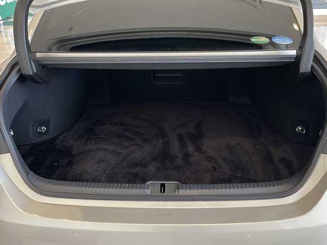 レクサス ＥＳ 300h バージョンL 福井県 2019(平31)年 6.5万km アイスエクリュマイカメタリック マークレビンソンサウンドシステム/ムーンルーフ(チルト&スライド式)/純正12.3インチナビ/パノラミックビューモニター/セーフティシステム/・プリクラッシュセーフティ/・パーキングサポートブレーキ/・レーダークルーズコントロール/・レーントレーシングアシスト/・アダプティブハイビームシステム/・ロードサインアシスト/・先行車発進告知機能/ITS Connect/ハンズフリーパワートランクリッド/デジタルアウターミラー/デジタルインナーミラー/カラーヘッドアップディスプレイ/ブラックレザーシート/前席パワーシート/後席電動リクライニング機能/全席シートヒーター/エアシート/ステアリングヒーター/おくだけ充電/ETC2.0/ドライブレコーダー/オートライト/三眼フルLEDヘッドランプ/純正18インチアルミホイール/アンビエントイルミネーション/電動サンシェード/純正フロアマット/プッシュスタート/スマートキー