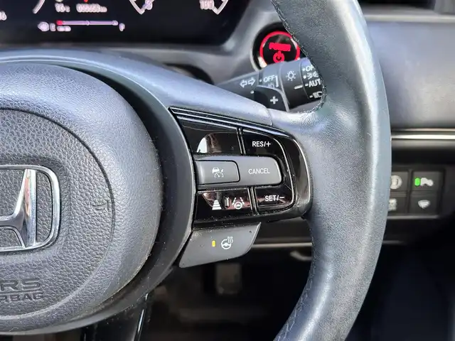 ホンダ ヴェゼル ハイブリッド e:HEV Z 宮城県 2021(令3)年 5.6万km プレミアムサンライトホワイトパール マルチビューカメラシステム＋プレミアムオーディオ/Honda CONNECTディスプレー/・Bluetooth/・AppleCarPlay/AndroidAuto/・フルセグTV/＋ETC2.0車載器/＋ワイヤレス充電器/後退出庫サポート/＝＝＝/ホンダセンシング/・衝突軽減ブレーキ/・誤発進抑制機能/・後方誤発進抑制機能/・近距離衝突軽減ブレーキ/・歩行者事故低減ステアリング/・路外逸脱抑制機能/・渋滞追従機能付アダプティブクルーズコントロール/・車線維持支援システム/・先行車発進お知らせ機能/・標識認識機能/・オートハイビーム/・パーキングセンサーシステム/ブラインドスポットインフォメーション/ドライブレコーダー/ハンズフリーパワーバックドア/ハーフレザーシート/シートヒーター/ステアリングヒーター/革巻きステアリング/ステアリングスイッチ/パドルシフト/LEDヘッドランプ/LEDアクティブコーナリングライト/シーケンシャルターンランプ/オートライト/電動パーキングブレーキ/ブレーキホールド/スマートキー＆プッシュスタート/純正18インチAW