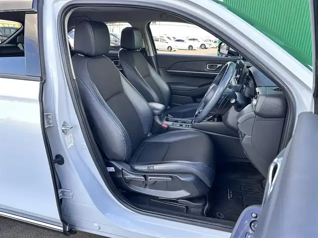 ホンダ ヴェゼル ハイブリッド e:HEV Z 宮城県 2021(令3)年 5.6万km プレミアムサンライトホワイトパール マルチビューカメラシステム＋プレミアムオーディオ/Honda CONNECTディスプレー/・Bluetooth/・AppleCarPlay/AndroidAuto/・フルセグTV/＋ETC2.0車載器/＋ワイヤレス充電器/後退出庫サポート/＝＝＝/ホンダセンシング/・衝突軽減ブレーキ/・誤発進抑制機能/・後方誤発進抑制機能/・近距離衝突軽減ブレーキ/・歩行者事故低減ステアリング/・路外逸脱抑制機能/・渋滞追従機能付アダプティブクルーズコントロール/・車線維持支援システム/・先行車発進お知らせ機能/・標識認識機能/・オートハイビーム/・パーキングセンサーシステム/ブラインドスポットインフォメーション/ドライブレコーダー/ハンズフリーパワーバックドア/ハーフレザーシート/シートヒーター/ステアリングヒーター/革巻きステアリング/ステアリングスイッチ/パドルシフト/LEDヘッドランプ/LEDアクティブコーナリングライト/シーケンシャルターンランプ/オートライト/電動パーキングブレーキ/ブレーキホールド/スマートキー＆プッシュスタート/純正18インチAW