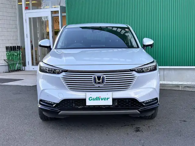 ホンダ ヴェゼル ハイブリッド e:HEV Z 宮城県 2021(令3)年 5.6万km プレミアムサンライトホワイトパール マルチビューカメラシステム＋プレミアムオーディオ/Honda CONNECTディスプレー/・Bluetooth/・AppleCarPlay/AndroidAuto/・フルセグTV/＋ETC2.0車載器/＋ワイヤレス充電器/後退出庫サポート/＝＝＝/ホンダセンシング/・衝突軽減ブレーキ/・誤発進抑制機能/・後方誤発進抑制機能/・近距離衝突軽減ブレーキ/・歩行者事故低減ステアリング/・路外逸脱抑制機能/・渋滞追従機能付アダプティブクルーズコントロール/・車線維持支援システム/・先行車発進お知らせ機能/・標識認識機能/・オートハイビーム/・パーキングセンサーシステム/ブラインドスポットインフォメーション/ドライブレコーダー/ハンズフリーパワーバックドア/ハーフレザーシート/シートヒーター/ステアリングヒーター/革巻きステアリング/ステアリングスイッチ/パドルシフト/LEDヘッドランプ/LEDアクティブコーナリングライト/シーケンシャルターンランプ/オートライト/電動パーキングブレーキ/ブレーキホールド/スマートキー＆プッシュスタート/純正18インチAW