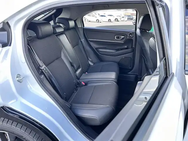 ホンダ ヴェゼル ハイブリッド e:HEV Z 宮城県 2021(令3)年 5.6万km プレミアムサンライトホワイトパール マルチビューカメラシステム＋プレミアムオーディオ/Honda CONNECTディスプレー/・Bluetooth/・AppleCarPlay/AndroidAuto/・フルセグTV/＋ETC2.0車載器/＋ワイヤレス充電器/後退出庫サポート/＝＝＝/ホンダセンシング/・衝突軽減ブレーキ/・誤発進抑制機能/・後方誤発進抑制機能/・近距離衝突軽減ブレーキ/・歩行者事故低減ステアリング/・路外逸脱抑制機能/・渋滞追従機能付アダプティブクルーズコントロール/・車線維持支援システム/・先行車発進お知らせ機能/・標識認識機能/・オートハイビーム/・パーキングセンサーシステム/ブラインドスポットインフォメーション/ドライブレコーダー/ハンズフリーパワーバックドア/ハーフレザーシート/シートヒーター/ステアリングヒーター/革巻きステアリング/ステアリングスイッチ/パドルシフト/LEDヘッドランプ/LEDアクティブコーナリングライト/シーケンシャルターンランプ/オートライト/電動パーキングブレーキ/ブレーキホールド/スマートキー＆プッシュスタート/純正18インチAW