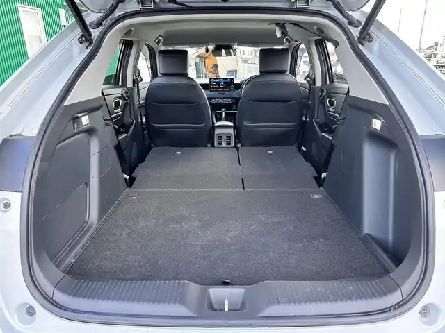 ホンダ ヴェゼル ハイブリッド e:HEV Z 宮城県 2021(令3)年 5.6万km プレミアムサンライトホワイトパール マルチビューカメラシステム＋プレミアムオーディオ/Honda CONNECTディスプレー/・Bluetooth/・AppleCarPlay/AndroidAuto/・フルセグTV/＋ETC2.0車載器/＋ワイヤレス充電器/後退出庫サポート/＝＝＝/ホンダセンシング/・衝突軽減ブレーキ/・誤発進抑制機能/・後方誤発進抑制機能/・近距離衝突軽減ブレーキ/・歩行者事故低減ステアリング/・路外逸脱抑制機能/・渋滞追従機能付アダプティブクルーズコントロール/・車線維持支援システム/・先行車発進お知らせ機能/・標識認識機能/・オートハイビーム/・パーキングセンサーシステム/ブラインドスポットインフォメーション/ドライブレコーダー/ハンズフリーパワーバックドア/ハーフレザーシート/シートヒーター/ステアリングヒーター/革巻きステアリング/ステアリングスイッチ/パドルシフト/LEDヘッドランプ/LEDアクティブコーナリングライト/シーケンシャルターンランプ/オートライト/電動パーキングブレーキ/ブレーキホールド/スマートキー＆プッシュスタート/純正18インチAW