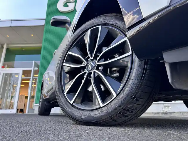 ホンダ ヴェゼル ハイブリッド e:HEV Z 宮城県 2021(令3)年 5.6万km プレミアムサンライトホワイトパール マルチビューカメラシステム＋プレミアムオーディオ/Honda CONNECTディスプレー/・Bluetooth/・AppleCarPlay/AndroidAuto/・フルセグTV/＋ETC2.0車載器/＋ワイヤレス充電器/後退出庫サポート/＝＝＝/ホンダセンシング/・衝突軽減ブレーキ/・誤発進抑制機能/・後方誤発進抑制機能/・近距離衝突軽減ブレーキ/・歩行者事故低減ステアリング/・路外逸脱抑制機能/・渋滞追従機能付アダプティブクルーズコントロール/・車線維持支援システム/・先行車発進お知らせ機能/・標識認識機能/・オートハイビーム/・パーキングセンサーシステム/ブラインドスポットインフォメーション/ドライブレコーダー/ハンズフリーパワーバックドア/ハーフレザーシート/シートヒーター/ステアリングヒーター/革巻きステアリング/ステアリングスイッチ/パドルシフト/LEDヘッドランプ/LEDアクティブコーナリングライト/シーケンシャルターンランプ/オートライト/電動パーキングブレーキ/ブレーキホールド/スマートキー＆プッシュスタート/純正18インチAW