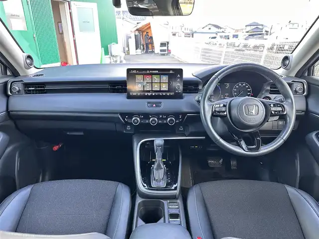 ホンダ ヴェゼル ハイブリッド e:HEV Z 宮城県 2021(令3)年 5.6万km プレミアムサンライトホワイトパール マルチビューカメラシステム＋プレミアムオーディオ/Honda CONNECTディスプレー/・Bluetooth/・AppleCarPlay/AndroidAuto/・フルセグTV/＋ETC2.0車載器/＋ワイヤレス充電器/後退出庫サポート/＝＝＝/ホンダセンシング/・衝突軽減ブレーキ/・誤発進抑制機能/・後方誤発進抑制機能/・近距離衝突軽減ブレーキ/・歩行者事故低減ステアリング/・路外逸脱抑制機能/・渋滞追従機能付アダプティブクルーズコントロール/・車線維持支援システム/・先行車発進お知らせ機能/・標識認識機能/・オートハイビーム/・パーキングセンサーシステム/ブラインドスポットインフォメーション/ドライブレコーダー/ハンズフリーパワーバックドア/ハーフレザーシート/シートヒーター/ステアリングヒーター/革巻きステアリング/ステアリングスイッチ/パドルシフト/LEDヘッドランプ/LEDアクティブコーナリングライト/シーケンシャルターンランプ/オートライト/電動パーキングブレーキ/ブレーキホールド/スマートキー＆プッシュスタート/純正18インチAW