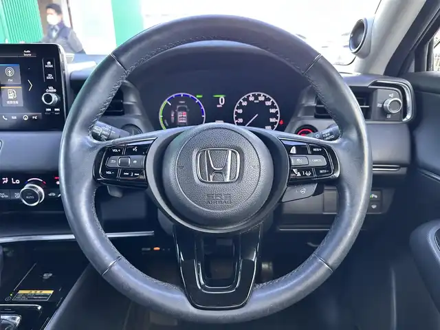 ホンダ ヴェゼル ハイブリッド e:HEV Z 宮城県 2021(令3)年 5.6万km プレミアムサンライトホワイトパール マルチビューカメラシステム＋プレミアムオーディオ/Honda CONNECTディスプレー/・Bluetooth/・AppleCarPlay/AndroidAuto/・フルセグTV/＋ETC2.0車載器/＋ワイヤレス充電器/後退出庫サポート/＝＝＝/ホンダセンシング/・衝突軽減ブレーキ/・誤発進抑制機能/・後方誤発進抑制機能/・近距離衝突軽減ブレーキ/・歩行者事故低減ステアリング/・路外逸脱抑制機能/・渋滞追従機能付アダプティブクルーズコントロール/・車線維持支援システム/・先行車発進お知らせ機能/・標識認識機能/・オートハイビーム/・パーキングセンサーシステム/ブラインドスポットインフォメーション/ドライブレコーダー/ハンズフリーパワーバックドア/ハーフレザーシート/シートヒーター/ステアリングヒーター/革巻きステアリング/ステアリングスイッチ/パドルシフト/LEDヘッドランプ/LEDアクティブコーナリングライト/シーケンシャルターンランプ/オートライト/電動パーキングブレーキ/ブレーキホールド/スマートキー＆プッシュスタート/純正18インチAW