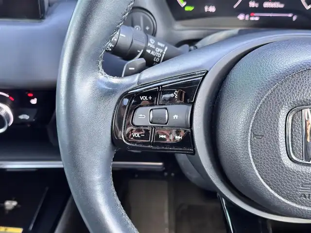 ホンダ ヴェゼル ハイブリッド e:HEV Z 宮城県 2021(令3)年 5.6万km プレミアムサンライトホワイトパール マルチビューカメラシステム＋プレミアムオーディオ/Honda CONNECTディスプレー/・Bluetooth/・AppleCarPlay/AndroidAuto/・フルセグTV/＋ETC2.0車載器/＋ワイヤレス充電器/後退出庫サポート/＝＝＝/ホンダセンシング/・衝突軽減ブレーキ/・誤発進抑制機能/・後方誤発進抑制機能/・近距離衝突軽減ブレーキ/・歩行者事故低減ステアリング/・路外逸脱抑制機能/・渋滞追従機能付アダプティブクルーズコントロール/・車線維持支援システム/・先行車発進お知らせ機能/・標識認識機能/・オートハイビーム/・パーキングセンサーシステム/ブラインドスポットインフォメーション/ドライブレコーダー/ハンズフリーパワーバックドア/ハーフレザーシート/シートヒーター/ステアリングヒーター/革巻きステアリング/ステアリングスイッチ/パドルシフト/LEDヘッドランプ/LEDアクティブコーナリングライト/シーケンシャルターンランプ/オートライト/電動パーキングブレーキ/ブレーキホールド/スマートキー＆プッシュスタート/純正18インチAW