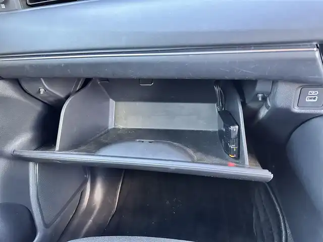 ホンダ ヴェゼル ハイブリッド e:HEV Z 宮城県 2021(令3)年 5.6万km プレミアムサンライトホワイトパール マルチビューカメラシステム＋プレミアムオーディオ/Honda CONNECTディスプレー/・Bluetooth/・AppleCarPlay/AndroidAuto/・フルセグTV/＋ETC2.0車載器/＋ワイヤレス充電器/後退出庫サポート/＝＝＝/ホンダセンシング/・衝突軽減ブレーキ/・誤発進抑制機能/・後方誤発進抑制機能/・近距離衝突軽減ブレーキ/・歩行者事故低減ステアリング/・路外逸脱抑制機能/・渋滞追従機能付アダプティブクルーズコントロール/・車線維持支援システム/・先行車発進お知らせ機能/・標識認識機能/・オートハイビーム/・パーキングセンサーシステム/ブラインドスポットインフォメーション/ドライブレコーダー/ハンズフリーパワーバックドア/ハーフレザーシート/シートヒーター/ステアリングヒーター/革巻きステアリング/ステアリングスイッチ/パドルシフト/LEDヘッドランプ/LEDアクティブコーナリングライト/シーケンシャルターンランプ/オートライト/電動パーキングブレーキ/ブレーキホールド/スマートキー＆プッシュスタート/純正18インチAW