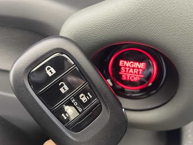 ホンダ フリード クロスター 愛知県 2025(令7)年 0.1万km未満 クリスタルブラックパール 登録済未使用車/純正ディスプレイオーディオ（ナビあり）/両側パワースライドドア/レーダークルーズコントロール/シートヒーター/フルセグ/Bluetooth/バックカメラ/コーナーセンサー/純正アルミホイール/ルーフレール/ブラインドスポットモニター/LEDヘッドライト/オートマチックハイビーム/ステアリングスイッチ/スマートキー/プッシュスタート