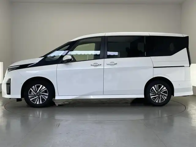 日産 セレナ e－パワー ハイウェイスター V 愛知県 2023(令5)年 4.4万km プリズムホワイト 純正１２．３型ディスプレイナビ　フルセグＴＶ　HDMI端子　カープレイ対応　ＨＤＭＩ　全方位カメラ　プロパイロット　デジタルインナーミラー　衝突軽減　追従クルコン　ハンドル支援　内蔵型前後ドラレコ　エマージェンシーブレーキ　ワイヤレス充電　ＥＴＣ２．０　LEDオートライト　禁煙車