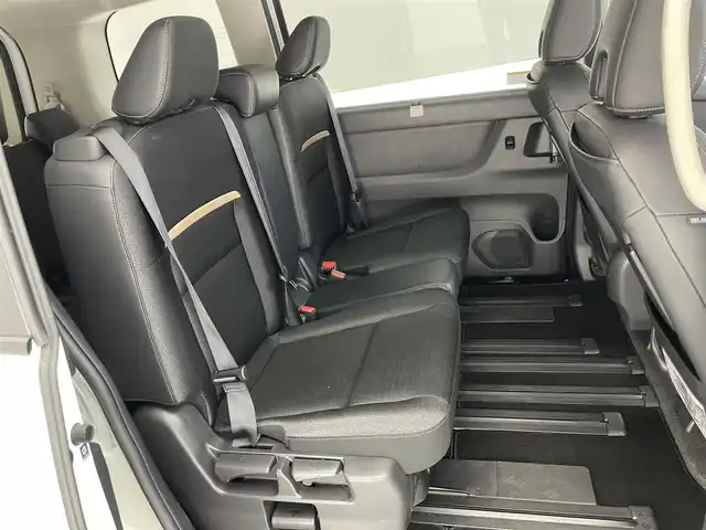 日産 セレナ e－パワー ハイウェイスター V 愛知県 2023(令5)年 4.4万km プリズムホワイト 純正１２．３型ディスプレイナビ　フルセグＴＶ　HDMI端子　カープレイ対応　ＨＤＭＩ　全方位カメラ　プロパイロット　デジタルインナーミラー　衝突軽減　追従クルコン　ハンドル支援　内蔵型前後ドラレコ　エマージェンシーブレーキ　ワイヤレス充電　ＥＴＣ２．０　LEDオートライト　禁煙車