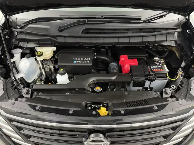 日産 セレナ e－パワー ハイウェイスター V 三重県 2023(令5)年 0.3万km ダイヤモンドブラック 禁煙車/日産9型コネクトナビ /AM/FM/BT/HDMI/フルセグTV/アラウンドビューモニター /エマージェンシーブレーキ/プロパイロット/純正フリップダウンモニター /両側パワースライドドア/ハンズフリーパワースライドドア/BSI/LKA/ハンドル支援/e-pedal/純正前後ドライブレコーダー/インテリジェントルームミラー/ステアリングスイッチ /純正アルミホイール/オートライト/アダプティブLEDヘッドライトシステム/インテリジェントキー/電子パーキングブレーキ/オートホールド