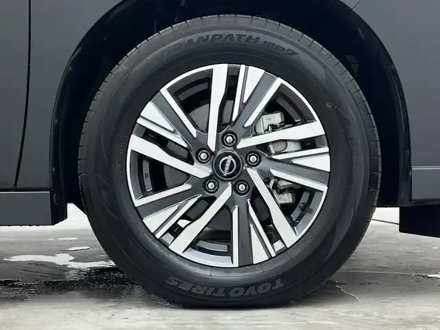 日産 セレナ e－パワー ハイウェイスター V 三重県 2023(令5)年 0.3万km ダイヤモンドブラック 禁煙車/日産9型コネクトナビ /AM/FM/BT/HDMI/フルセグTV/アラウンドビューモニター /エマージェンシーブレーキ/プロパイロット/純正フリップダウンモニター /両側パワースライドドア/ハンズフリーパワースライドドア/BSI/LKA/ハンドル支援/e-pedal/純正前後ドライブレコーダー/インテリジェントルームミラー/ステアリングスイッチ /純正アルミホイール/オートライト/アダプティブLEDヘッドライトシステム/インテリジェントキー/電子パーキングブレーキ/オートホールド