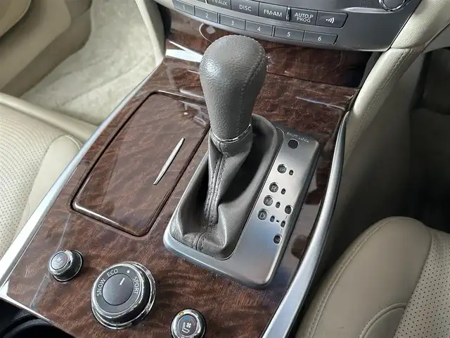 日産 フーガ 370GT FOUR 新潟県 2015(平27)年 8.1万km クリスタルホワイトパール 4WD/純正メモリナビ/（CD/DVD/ラジオ）/ワンセグTV/スマートキー/スペアキー/レザーシート/シートヒーター/シートメモリー/前席パワーシート/クルーズコントロール/MTモード付AT/前後コーナーセンサー/サンバイザー/助手席オットマン/ステアリングスイッチ/ドライブレコーダー/ETC/純正AW夏タイヤ/AW冬タイヤ積込/レーンキープアシスト/横滑り防止装置/オートライト/プッシュスタート/純正フロアマット