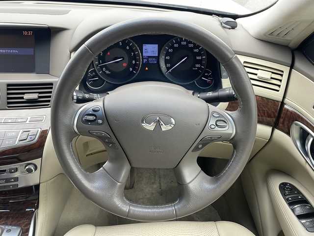 日産 フーガ 370GT FOUR 新潟県 2015(平27)年 8.1万km クリスタルホワイトパール 4WD/純正メモリナビ/（CD/DVD/ラジオ）/ワンセグTV/スマートキー/スペアキー/レザーシート/シートヒーター/シートメモリー/前席パワーシート/クルーズコントロール/MTモード付AT/前後コーナーセンサー/サンバイザー/助手席オットマン/ステアリングスイッチ/ドライブレコーダー/ETC/純正AW夏タイヤ/AW冬タイヤ積込/レーンキープアシスト/横滑り防止装置/オートライト/プッシュスタート/純正フロアマット
