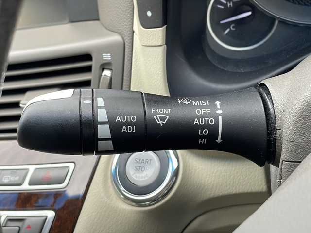 日産 フーガ 370GT FOUR 新潟県 2015(平27)年 8.1万km クリスタルホワイトパール 4WD/純正メモリナビ/（CD/DVD/ラジオ）/ワンセグTV/スマートキー/スペアキー/レザーシート/シートヒーター/シートメモリー/前席パワーシート/クルーズコントロール/MTモード付AT/前後コーナーセンサー/サンバイザー/助手席オットマン/ステアリングスイッチ/ドライブレコーダー/ETC/純正AW夏タイヤ/AW冬タイヤ積込/レーンキープアシスト/横滑り防止装置/オートライト/プッシュスタート/純正フロアマット
