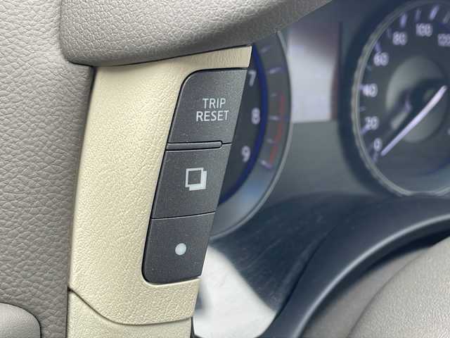 日産 フーガ 370GT FOUR 新潟県 2015(平27)年 8.1万km クリスタルホワイトパール 4WD/純正メモリナビ/（CD/DVD/ラジオ）/ワンセグTV/スマートキー/スペアキー/レザーシート/シートヒーター/シートメモリー/前席パワーシート/クルーズコントロール/MTモード付AT/前後コーナーセンサー/サンバイザー/助手席オットマン/ステアリングスイッチ/ドライブレコーダー/ETC/純正AW夏タイヤ/AW冬タイヤ積込/レーンキープアシスト/横滑り防止装置/オートライト/プッシュスタート/純正フロアマット