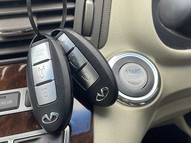 日産 フーガ 370GT FOUR 新潟県 2015(平27)年 8.1万km クリスタルホワイトパール 4WD/純正メモリナビ/（CD/DVD/ラジオ）/ワンセグTV/スマートキー/スペアキー/レザーシート/シートヒーター/シートメモリー/前席パワーシート/クルーズコントロール/MTモード付AT/前後コーナーセンサー/サンバイザー/助手席オットマン/ステアリングスイッチ/ドライブレコーダー/ETC/純正AW夏タイヤ/AW冬タイヤ積込/レーンキープアシスト/横滑り防止装置/オートライト/プッシュスタート/純正フロアマット