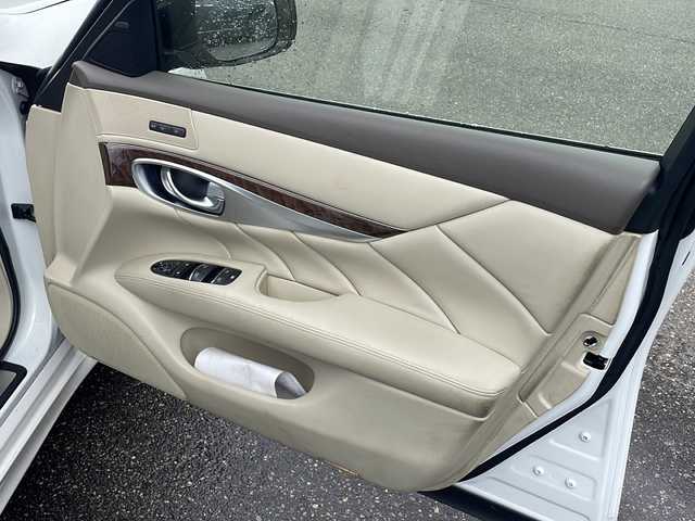日産 フーガ 370GT FOUR 新潟県 2015(平27)年 8.1万km クリスタルホワイトパール 4WD/純正メモリナビ/（CD/DVD/ラジオ）/ワンセグTV/スマートキー/スペアキー/レザーシート/シートヒーター/シートメモリー/前席パワーシート/クルーズコントロール/MTモード付AT/前後コーナーセンサー/サンバイザー/助手席オットマン/ステアリングスイッチ/ドライブレコーダー/ETC/純正AW夏タイヤ/AW冬タイヤ積込/レーンキープアシスト/横滑り防止装置/オートライト/プッシュスタート/純正フロアマット