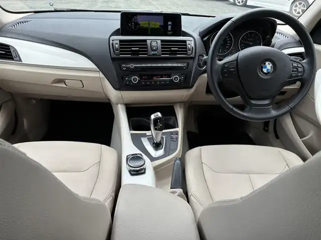 ＢＭＷ １１６ｉ ファッショニスタ 熊本県 2013(平25)年 2.1万km アルピンホワイトⅢ 純正メーカーナビ/バックカメラ/衝突被害軽減システム/レーンキープアシスト/レザーシート/前席シートヒーター/オートHIDヘッドライト/純正17インチAW/プッシュスタート/スマートキー/コーナーセンサー/革巻きステアリング/ステアリングスイッチ/アイドリングストップ/横滑り防止機能/ABS/盗難防止装置/取扱説明書