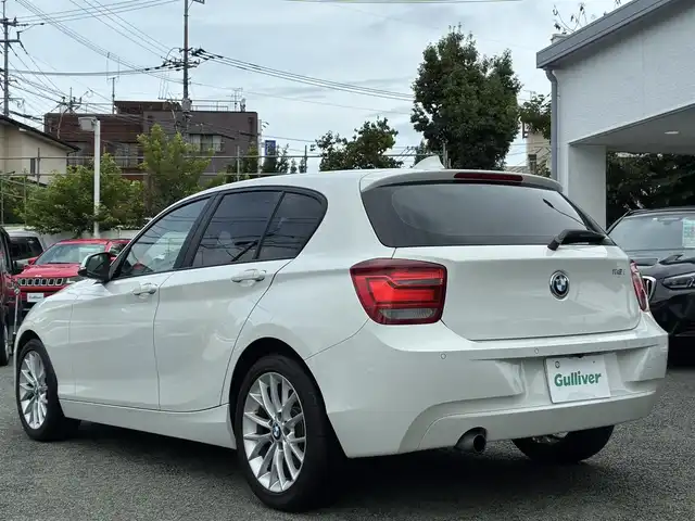 ＢＭＷ １１６ｉ ファッショニスタ 熊本県 2013(平25)年 2.1万km アルピンホワイトⅢ 純正メーカーナビ/バックカメラ/衝突被害軽減システム/レーンキープアシスト/レザーシート/前席シートヒーター/オートHIDヘッドライト/純正17インチAW/プッシュスタート/スマートキー/コーナーセンサー/革巻きステアリング/ステアリングスイッチ/アイドリングストップ/横滑り防止機能/ABS/盗難防止装置/取扱説明書