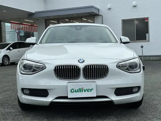 ＢＭＷ １１６ｉ ファッショニスタ 熊本県 2013(平25)年 2.1万km アルピンホワイトⅢ 純正メーカーナビ/バックカメラ/衝突被害軽減システム/レーンキープアシスト/レザーシート/前席シートヒーター/オートHIDヘッドライト/純正17インチAW/プッシュスタート/スマートキー/コーナーセンサー/革巻きステアリング/ステアリングスイッチ/アイドリングストップ/横滑り防止機能/ABS/盗難防止装置/取扱説明書