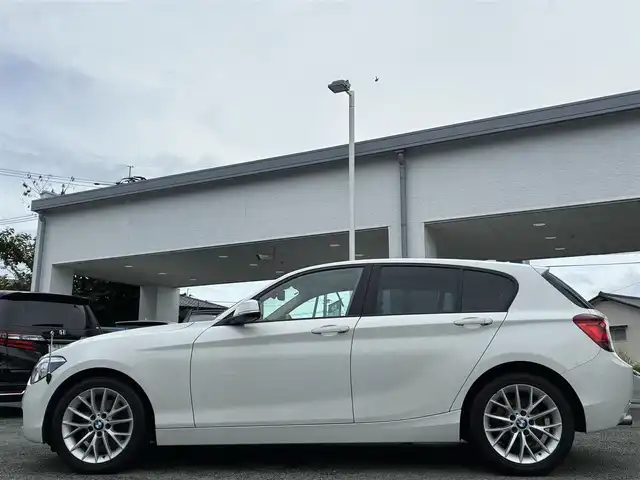 ＢＭＷ １１６ｉ ファッショニスタ 熊本県 2013(平25)年 2.1万km アルピンホワイトⅢ 純正メーカーナビ/バックカメラ/衝突被害軽減システム/レーンキープアシスト/レザーシート/前席シートヒーター/オートHIDヘッドライト/純正17インチAW/プッシュスタート/スマートキー/コーナーセンサー/革巻きステアリング/ステアリングスイッチ/アイドリングストップ/横滑り防止機能/ABS/盗難防止装置/取扱説明書