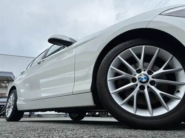 ＢＭＷ １１６ｉ ファッショニスタ 熊本県 2013(平25)年 2.1万km アルピンホワイトⅢ 純正メーカーナビ/バックカメラ/衝突被害軽減システム/レーンキープアシスト/レザーシート/前席シートヒーター/オートHIDヘッドライト/純正17インチAW/プッシュスタート/スマートキー/コーナーセンサー/革巻きステアリング/ステアリングスイッチ/アイドリングストップ/横滑り防止機能/ABS/盗難防止装置/取扱説明書