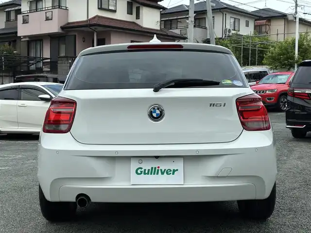ＢＭＷ １１６ｉ ファッショニスタ 熊本県 2013(平25)年 2.1万km アルピンホワイトⅢ 純正メーカーナビ/バックカメラ/衝突被害軽減システム/レーンキープアシスト/レザーシート/前席シートヒーター/オートHIDヘッドライト/純正17インチAW/プッシュスタート/スマートキー/コーナーセンサー/革巻きステアリング/ステアリングスイッチ/アイドリングストップ/横滑り防止機能/ABS/盗難防止装置/取扱説明書