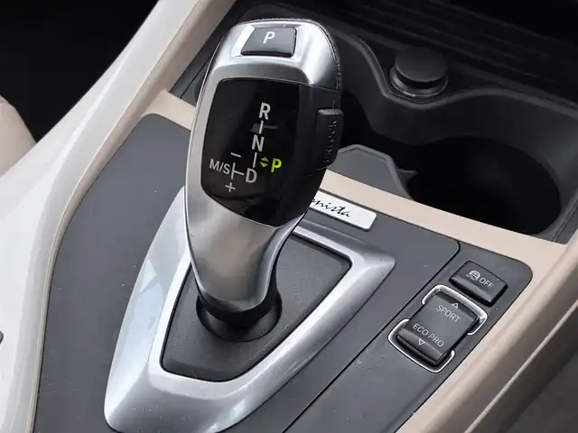 ＢＭＷ １１６ｉ ファッショニスタ 熊本県 2013(平25)年 2.1万km アルピンホワイトⅢ 純正メーカーナビ/バックカメラ/衝突被害軽減システム/レーンキープアシスト/レザーシート/前席シートヒーター/オートHIDヘッドライト/純正17インチAW/プッシュスタート/スマートキー/コーナーセンサー/革巻きステアリング/ステアリングスイッチ/アイドリングストップ/横滑り防止機能/ABS/盗難防止装置/取扱説明書