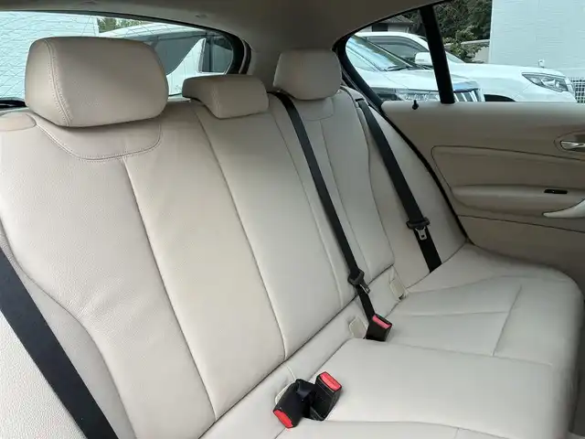 ＢＭＷ １１６ｉ ファッショニスタ 熊本県 2013(平25)年 2.1万km アルピンホワイトⅢ 純正メーカーナビ/バックカメラ/衝突被害軽減システム/レーンキープアシスト/レザーシート/前席シートヒーター/オートHIDヘッドライト/純正17インチAW/プッシュスタート/スマートキー/コーナーセンサー/革巻きステアリング/ステアリングスイッチ/アイドリングストップ/横滑り防止機能/ABS/盗難防止装置/取扱説明書