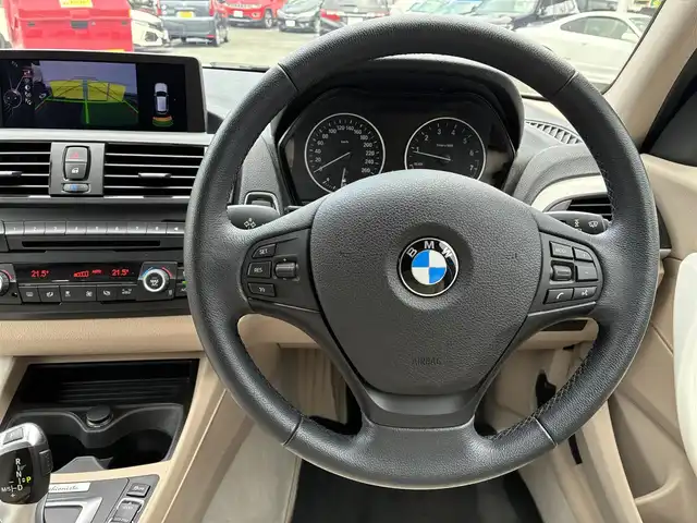 ＢＭＷ １１６ｉ ファッショニスタ 熊本県 2013(平25)年 2.1万km アルピンホワイトⅢ 純正メーカーナビ/バックカメラ/衝突被害軽減システム/レーンキープアシスト/レザーシート/前席シートヒーター/オートHIDヘッドライト/純正17インチAW/プッシュスタート/スマートキー/コーナーセンサー/革巻きステアリング/ステアリングスイッチ/アイドリングストップ/横滑り防止機能/ABS/盗難防止装置/取扱説明書
