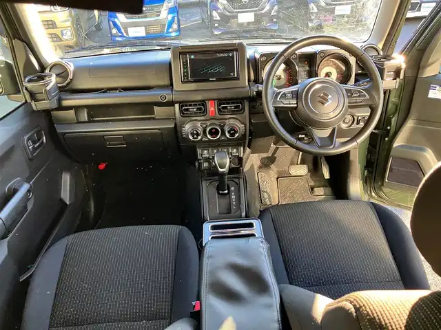 スズキ ジムニー シエラ JC 静岡県 2022(令4)年 6.7万km ジャングルグリーン 純正ディスプレイオーデイオ(CD/DVD/BT)/ドライブレコーダー360°/ETC/4WD/D席N席シートヒーター/エンジンスタートボタン/パワーステアリング/パワーウィンドウ/アイドリングストップ/スマートキー/オートエアコン/クルーズコントロール/USB入力端子/純正フロアマット/布シート/背面タイヤ/社外16インチアルミホイール/純正アルミホイール(サマータイヤ)車載/ABS/横滑り防止装置/レーンキープアシスト/盗難防止装置/オートライト/オートマチックハイビーム/ダウンヒルアシストコントロール/LEDヘッドライト/W+サイドエアバッグ/衝突軽減システム