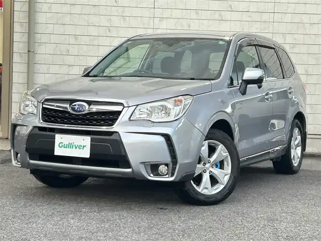 スバル フォレスター 2．0i－L アイサイト プラウドED 大分県 2015(平27)年 7.2万km アイスシルバーメタリック ・純正ナビ（CN-LR700D）/　ワンセグ・DVD/CD・Bluetooth・SD・ラジオ/・助手席回転シート/・アイサイト/　全車速追従機能付クルーズコントロール/　先行車発進お知らせ機能/　マルチファンクションディスプレイ/・プッシュエンジンスタート/・パワーシート/・ステアリングスイッチ/・ETC/・プリクラッシュセーフティシステム/・シートヒーターD席/・レーンキープアシスト/・横滑り制御システム/・ドライブレコーダー　SAA3060320/・純正17インチアルミホイル/・革巻きステアリング/・ウィンカーミラー/・リフトアップシート　N席/・ドアバイザー/・純正フロアマット/・取扱説明書/・保証書/・スペアキー１本
