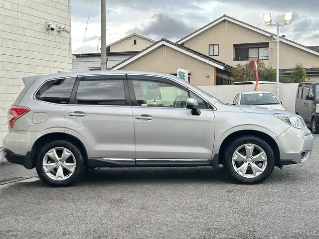 スバル フォレスター 2．0i－L アイサイト プラウドED 大分県 2015(平27)年 7.2万km アイスシルバーメタリック ・純正ナビ（CN-LR700D）/　ワンセグ・DVD/CD・Bluetooth・SD・ラジオ/・助手席回転シート/・アイサイト/　全車速追従機能付クルーズコントロール/　先行車発進お知らせ機能/　マルチファンクションディスプレイ/・プッシュエンジンスタート/・パワーシート/・ステアリングスイッチ/・ETC/・プリクラッシュセーフティシステム/・シートヒーターD席/・レーンキープアシスト/・横滑り制御システム/・ドライブレコーダー　SAA3060320/・純正17インチアルミホイル/・革巻きステアリング/・ウィンカーミラー/・リフトアップシート　N席/・ドアバイザー/・純正フロアマット/・取扱説明書/・保証書/・スペアキー１本