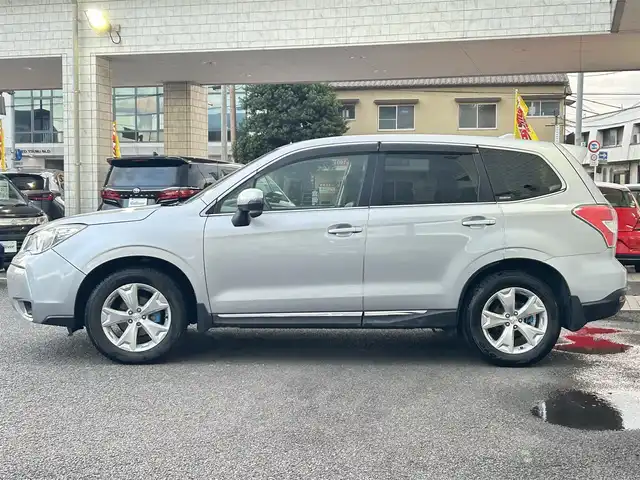 スバル フォレスター 2．0i－L アイサイト プラウドED 大分県 2015(平27)年 7.2万km アイスシルバーメタリック ・純正ナビ（CN-LR700D）/　ワンセグ・DVD/CD・Bluetooth・SD・ラジオ/・助手席回転シート/・アイサイト/　全車速追従機能付クルーズコントロール/　先行車発進お知らせ機能/　マルチファンクションディスプレイ/・プッシュエンジンスタート/・パワーシート/・ステアリングスイッチ/・ETC/・プリクラッシュセーフティシステム/・シートヒーターD席/・レーンキープアシスト/・横滑り制御システム/・ドライブレコーダー　SAA3060320/・純正17インチアルミホイル/・革巻きステアリング/・ウィンカーミラー/・リフトアップシート　N席/・ドアバイザー/・純正フロアマット/・取扱説明書/・保証書/・スペアキー１本