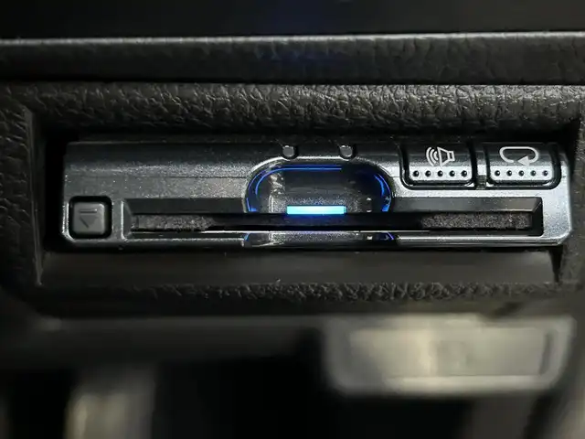 スバル フォレスター 2．0i－L アイサイト プラウドED 大分県 2015(平27)年 7.2万km アイスシルバーメタリック ・純正ナビ（CN-LR700D）/　ワンセグ・DVD/CD・Bluetooth・SD・ラジオ/・助手席回転シート/・アイサイト/　全車速追従機能付クルーズコントロール/　先行車発進お知らせ機能/　マルチファンクションディスプレイ/・プッシュエンジンスタート/・パワーシート/・ステアリングスイッチ/・ETC/・プリクラッシュセーフティシステム/・シートヒーターD席/・レーンキープアシスト/・横滑り制御システム/・ドライブレコーダー　SAA3060320/・純正17インチアルミホイル/・革巻きステアリング/・ウィンカーミラー/・リフトアップシート　N席/・ドアバイザー/・純正フロアマット/・取扱説明書/・保証書/・スペアキー１本