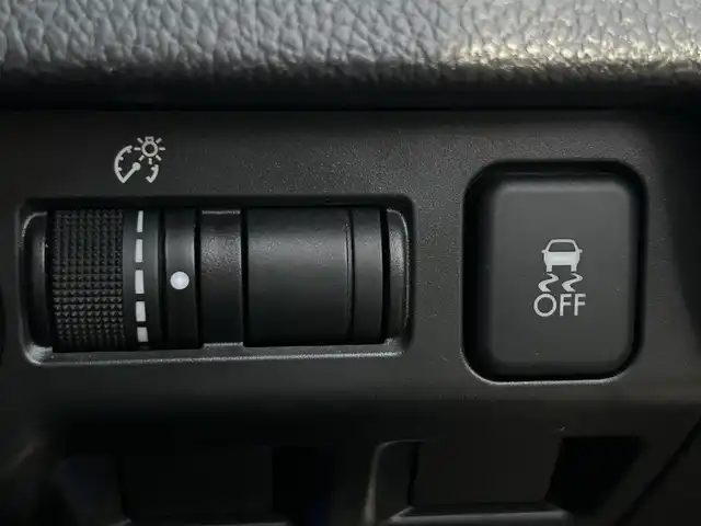 スバル フォレスター 2．0i－L アイサイト プラウドED 大分県 2015(平27)年 7.2万km アイスシルバーメタリック ・純正ナビ（CN-LR700D）/　ワンセグ・DVD/CD・Bluetooth・SD・ラジオ/・助手席回転シート/・アイサイト/　全車速追従機能付クルーズコントロール/　先行車発進お知らせ機能/　マルチファンクションディスプレイ/・プッシュエンジンスタート/・パワーシート/・ステアリングスイッチ/・ETC/・プリクラッシュセーフティシステム/・シートヒーターD席/・レーンキープアシスト/・横滑り制御システム/・ドライブレコーダー　SAA3060320/・純正17インチアルミホイル/・革巻きステアリング/・ウィンカーミラー/・リフトアップシート　N席/・ドアバイザー/・純正フロアマット/・取扱説明書/・保証書/・スペアキー１本