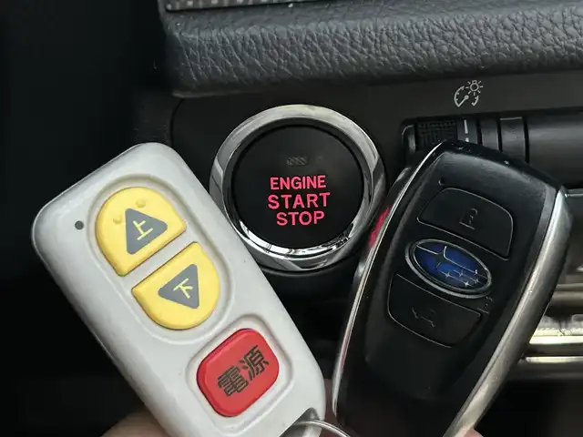 スバル フォレスター 2．0i－L アイサイト プラウドED 大分県 2015(平27)年 7.2万km アイスシルバーメタリック ・純正ナビ（CN-LR700D）/　ワンセグ・DVD/CD・Bluetooth・SD・ラジオ/・助手席回転シート/・アイサイト/　全車速追従機能付クルーズコントロール/　先行車発進お知らせ機能/　マルチファンクションディスプレイ/・プッシュエンジンスタート/・パワーシート/・ステアリングスイッチ/・ETC/・プリクラッシュセーフティシステム/・シートヒーターD席/・レーンキープアシスト/・横滑り制御システム/・ドライブレコーダー　SAA3060320/・純正17インチアルミホイル/・革巻きステアリング/・ウィンカーミラー/・リフトアップシート　N席/・ドアバイザー/・純正フロアマット/・取扱説明書/・保証書/・スペアキー１本