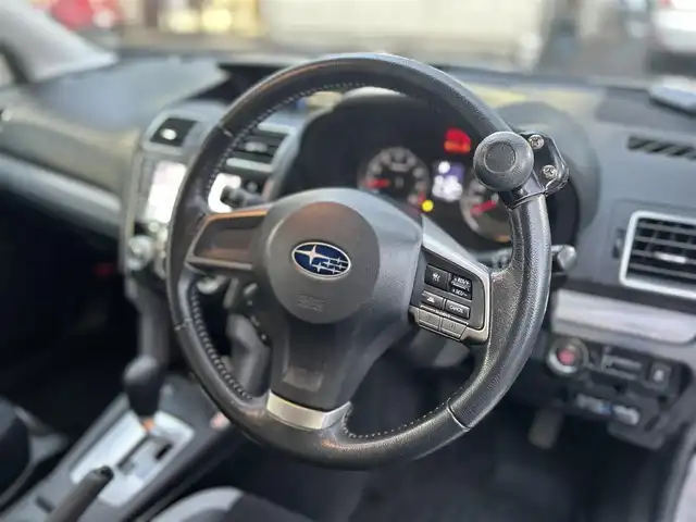 スバル フォレスター 2．0i－L アイサイト プラウドED 大分県 2015(平27)年 7.2万km アイスシルバーメタリック ・純正ナビ（CN-LR700D）/　ワンセグ・DVD/CD・Bluetooth・SD・ラジオ/・助手席回転シート/・アイサイト/　全車速追従機能付クルーズコントロール/　先行車発進お知らせ機能/　マルチファンクションディスプレイ/・プッシュエンジンスタート/・パワーシート/・ステアリングスイッチ/・ETC/・プリクラッシュセーフティシステム/・シートヒーターD席/・レーンキープアシスト/・横滑り制御システム/・ドライブレコーダー　SAA3060320/・純正17インチアルミホイル/・革巻きステアリング/・ウィンカーミラー/・リフトアップシート　N席/・ドアバイザー/・純正フロアマット/・取扱説明書/・保証書/・スペアキー１本