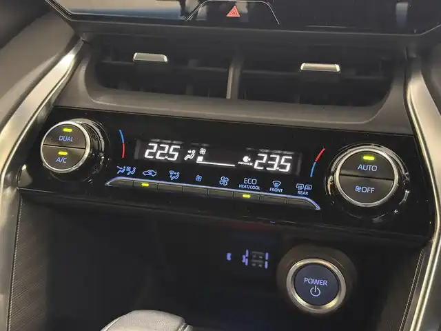 トヨタ ハリアー ハイブリッド G 三重県 2021(令3)年 3.5万km ホワイトパールクリスタルシャイン ハイブリッド/FF/MTモード付フロアCVT/純正 8インチ ディスプレイオーディオ/（AM/FM/Bluetooth/USB/iPod/CarPlay/AndroidAuto/Miracast/AUX）/バックガイドモニター/モデリスタエアロ（F/S/R下）/ドライブレコーダー 前後（デジタルミラー内蔵＋後付け）/ETC2.0/Toyota Safety Sense/●プリクラッシュセーフティ/●レーントレーシングアシスト/●レーダークルコン/●アダプティブハイビームシステム/●ロードサインアシスト/・先行車発進告知機能/・パーキングサポートブレーキ（前後静止物）/など/装備/・【OP】デジタルインナーミラー（前後録画機能付）/・パワーバックドア/・ハーフレザーシート/・パワーシート（D8way（2wayランバーサポート付））/・電動チルト・テレスコピックステアリング/・左右独立オートエアコン（ダイヤル型）/・オートワイパー/・電子パーキングブレーキ＆ブレーキホールド/・プッシュスタート/・純正18inAW/・保/・スマートキーx2/など