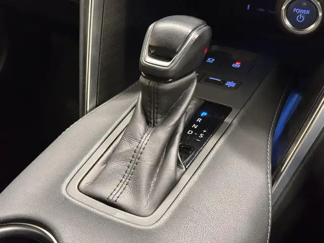 トヨタ ハリアー ハイブリッド G 三重県 2021(令3)年 3.5万km ホワイトパールクリスタルシャイン ハイブリッド/FF/MTモード付フロアCVT/純正 8インチ ディスプレイオーディオ/（AM/FM/Bluetooth/USB/iPod/CarPlay/AndroidAuto/Miracast/AUX）/バックガイドモニター/モデリスタエアロ（F/S/R下）/ドライブレコーダー 前後（デジタルミラー内蔵＋後付け）/ETC2.0/Toyota Safety Sense/●プリクラッシュセーフティ/●レーントレーシングアシスト/●レーダークルコン/●アダプティブハイビームシステム/●ロードサインアシスト/・先行車発進告知機能/・パーキングサポートブレーキ（前後静止物）/など/装備/・【OP】デジタルインナーミラー（前後録画機能付）/・パワーバックドア/・ハーフレザーシート/・パワーシート（D8way（2wayランバーサポート付））/・電動チルト・テレスコピックステアリング/・左右独立オートエアコン（ダイヤル型）/・オートワイパー/・電子パーキングブレーキ＆ブレーキホールド/・プッシュスタート/・純正18inAW/・保/・スマートキーx2/など