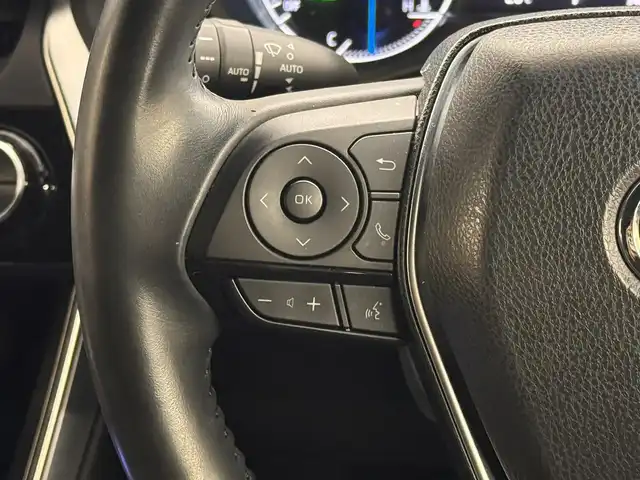 トヨタ ハリアー ハイブリッド G 三重県 2021(令3)年 3.5万km ホワイトパールクリスタルシャイン ハイブリッド/FF/MTモード付フロアCVT/純正 8インチ ディスプレイオーディオ/（AM/FM/Bluetooth/USB/iPod/CarPlay/AndroidAuto/Miracast/AUX）/バックガイドモニター/モデリスタエアロ（F/S/R下）/ドライブレコーダー 前後（デジタルミラー内蔵＋後付け）/ETC2.0/Toyota Safety Sense/●プリクラッシュセーフティ/●レーントレーシングアシスト/●レーダークルコン/●アダプティブハイビームシステム/●ロードサインアシスト/・先行車発進告知機能/・パーキングサポートブレーキ（前後静止物）/など/装備/・【OP】デジタルインナーミラー（前後録画機能付）/・パワーバックドア/・ハーフレザーシート/・パワーシート（D8way（2wayランバーサポート付））/・電動チルト・テレスコピックステアリング/・左右独立オートエアコン（ダイヤル型）/・オートワイパー/・電子パーキングブレーキ＆ブレーキホールド/・プッシュスタート/・純正18inAW/・保/・スマートキーx2/など