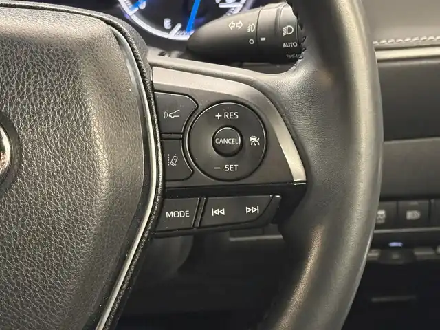 トヨタ ハリアー ハイブリッド G 三重県 2021(令3)年 3.5万km ホワイトパールクリスタルシャイン ハイブリッド/FF/MTモード付フロアCVT/純正 8インチ ディスプレイオーディオ/（AM/FM/Bluetooth/USB/iPod/CarPlay/AndroidAuto/Miracast/AUX）/バックガイドモニター/モデリスタエアロ（F/S/R下）/ドライブレコーダー 前後（デジタルミラー内蔵＋後付け）/ETC2.0/Toyota Safety Sense/●プリクラッシュセーフティ/●レーントレーシングアシスト/●レーダークルコン/●アダプティブハイビームシステム/●ロードサインアシスト/・先行車発進告知機能/・パーキングサポートブレーキ（前後静止物）/など/装備/・【OP】デジタルインナーミラー（前後録画機能付）/・パワーバックドア/・ハーフレザーシート/・パワーシート（D8way（2wayランバーサポート付））/・電動チルト・テレスコピックステアリング/・左右独立オートエアコン（ダイヤル型）/・オートワイパー/・電子パーキングブレーキ＆ブレーキホールド/・プッシュスタート/・純正18inAW/・保/・スマートキーx2/など