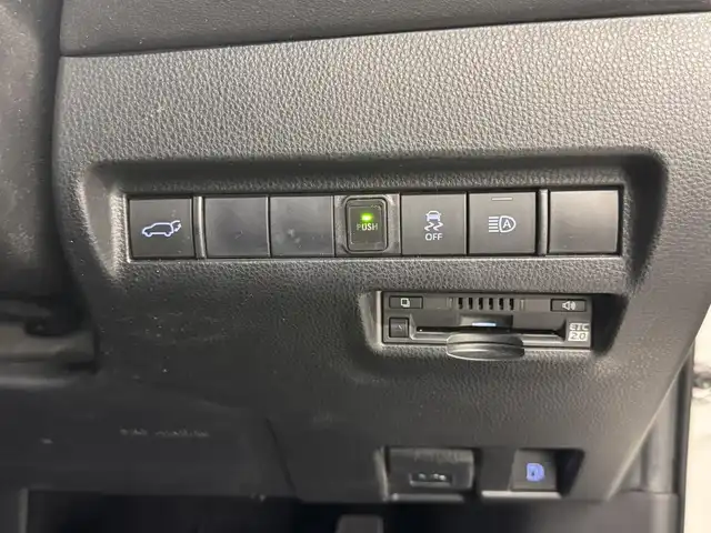 トヨタ ハリアー ハイブリッド G 三重県 2021(令3)年 3.5万km ホワイトパールクリスタルシャイン ハイブリッド/FF/MTモード付フロアCVT/純正 8インチ ディスプレイオーディオ/（AM/FM/Bluetooth/USB/iPod/CarPlay/AndroidAuto/Miracast/AUX）/バックガイドモニター/モデリスタエアロ（F/S/R下）/ドライブレコーダー 前後（デジタルミラー内蔵＋後付け）/ETC2.0/Toyota Safety Sense/●プリクラッシュセーフティ/●レーントレーシングアシスト/●レーダークルコン/●アダプティブハイビームシステム/●ロードサインアシスト/・先行車発進告知機能/・パーキングサポートブレーキ（前後静止物）/など/装備/・【OP】デジタルインナーミラー（前後録画機能付）/・パワーバックドア/・ハーフレザーシート/・パワーシート（D8way（2wayランバーサポート付））/・電動チルト・テレスコピックステアリング/・左右独立オートエアコン（ダイヤル型）/・オートワイパー/・電子パーキングブレーキ＆ブレーキホールド/・プッシュスタート/・純正18inAW/・保/・スマートキーx2/など