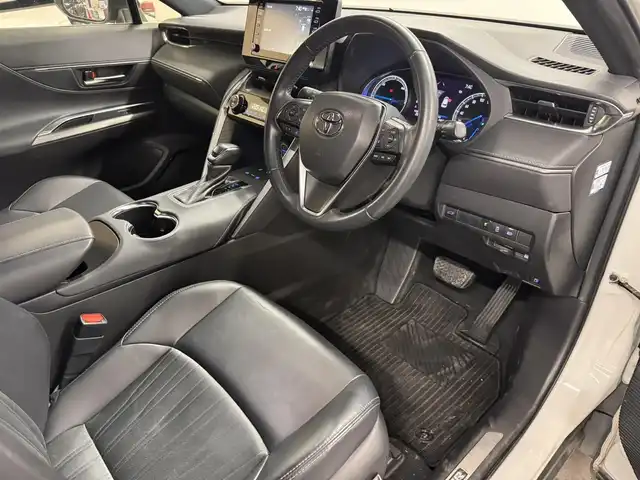 トヨタ ハリアー ハイブリッド G 三重県 2021(令3)年 3.5万km ホワイトパールクリスタルシャイン ハイブリッド/FF/MTモード付フロアCVT/純正 8インチ ディスプレイオーディオ/（AM/FM/Bluetooth/USB/iPod/CarPlay/AndroidAuto/Miracast/AUX）/バックガイドモニター/モデリスタエアロ（F/S/R下）/ドライブレコーダー 前後（デジタルミラー内蔵＋後付け）/ETC2.0/Toyota Safety Sense/●プリクラッシュセーフティ/●レーントレーシングアシスト/●レーダークルコン/●アダプティブハイビームシステム/●ロードサインアシスト/・先行車発進告知機能/・パーキングサポートブレーキ（前後静止物）/など/装備/・【OP】デジタルインナーミラー（前後録画機能付）/・パワーバックドア/・ハーフレザーシート/・パワーシート（D8way（2wayランバーサポート付））/・電動チルト・テレスコピックステアリング/・左右独立オートエアコン（ダイヤル型）/・オートワイパー/・電子パーキングブレーキ＆ブレーキホールド/・プッシュスタート/・純正18inAW/・保/・スマートキーx2/など