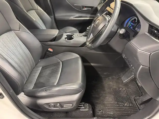 トヨタ ハリアー ハイブリッド G 三重県 2021(令3)年 3.5万km ホワイトパールクリスタルシャイン ハイブリッド/FF/MTモード付フロアCVT/純正 8インチ ディスプレイオーディオ/（AM/FM/Bluetooth/USB/iPod/CarPlay/AndroidAuto/Miracast/AUX）/バックガイドモニター/モデリスタエアロ（F/S/R下）/ドライブレコーダー 前後（デジタルミラー内蔵＋後付け）/ETC2.0/Toyota Safety Sense/●プリクラッシュセーフティ/●レーントレーシングアシスト/●レーダークルコン/●アダプティブハイビームシステム/●ロードサインアシスト/・先行車発進告知機能/・パーキングサポートブレーキ（前後静止物）/など/装備/・【OP】デジタルインナーミラー（前後録画機能付）/・パワーバックドア/・ハーフレザーシート/・パワーシート（D8way（2wayランバーサポート付））/・電動チルト・テレスコピックステアリング/・左右独立オートエアコン（ダイヤル型）/・オートワイパー/・電子パーキングブレーキ＆ブレーキホールド/・プッシュスタート/・純正18inAW/・保/・スマートキーx2/など