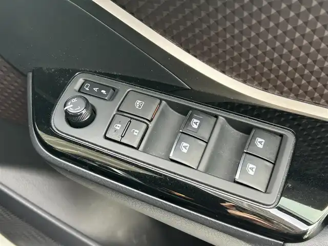 トヨタ Ｃ－ＨＲ G 大阪府 2019(令1)年 5万km ホワイトパールクリスタルシャイン OP　バックカメラ/OP　リヤクロストラフィックアラート/純正7インチSDナビ　/Bluetooth/CD/DVD/AM/FM/クルーズコントロール追従機能付き/アイドリングストップ/前後コーナーセンサー/ABS/横滑り防止機能/ブラインドスポットモニタ/オートLEDヘッドライト/フォグランプ/スペアキー×1/保証書/取扱説明書/記録簿　R7年6月　R6年6月　R5年5月　R4年6月