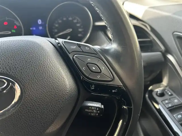 トヨタ Ｃ－ＨＲ G 大阪府 2019(令1)年 5万km ホワイトパールクリスタルシャイン OP　バックカメラ/OP　リヤクロストラフィックアラート/純正7インチSDナビ　/Bluetooth/CD/DVD/AM/FM/クルーズコントロール追従機能付き/アイドリングストップ/前後コーナーセンサー/ABS/横滑り防止機能/ブラインドスポットモニタ/オートLEDヘッドライト/フォグランプ/スペアキー×1/保証書/取扱説明書/記録簿　R7年6月　R6年6月　R5年5月　R4年6月