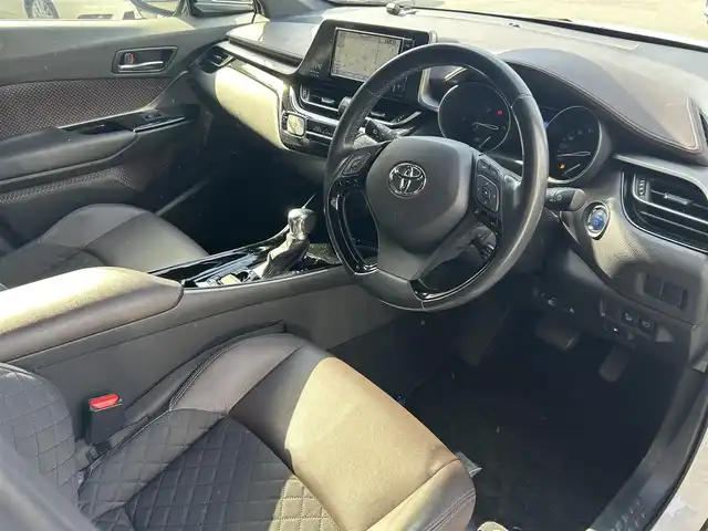 トヨタ Ｃ－ＨＲ G 大阪府 2019(令1)年 5万km ホワイトパールクリスタルシャイン OP　バックカメラ/OP　リヤクロストラフィックアラート/純正7インチSDナビ　/Bluetooth/CD/DVD/AM/FM/クルーズコントロール追従機能付き/アイドリングストップ/前後コーナーセンサー/ABS/横滑り防止機能/ブラインドスポットモニタ/オートLEDヘッドライト/フォグランプ/スペアキー×1/保証書/取扱説明書/記録簿　R7年6月　R6年6月　R5年5月　R4年6月