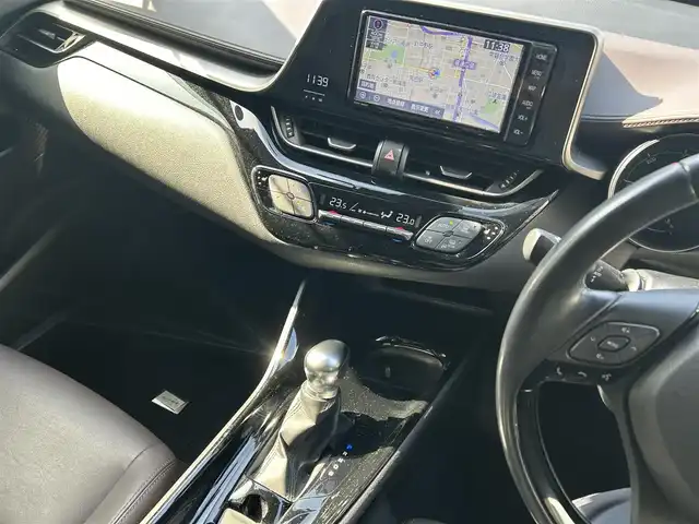 トヨタ Ｃ－ＨＲ G 大阪府 2019(令1)年 5万km ホワイトパールクリスタルシャイン OP　バックカメラ/OP　リヤクロストラフィックアラート/純正7インチSDナビ　/Bluetooth/CD/DVD/AM/FM/クルーズコントロール追従機能付き/アイドリングストップ/前後コーナーセンサー/ABS/横滑り防止機能/ブラインドスポットモニタ/オートLEDヘッドライト/フォグランプ/スペアキー×1/保証書/取扱説明書/記録簿　R7年6月　R6年6月　R5年5月　R4年6月